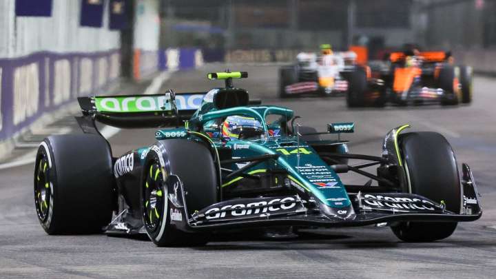 Alonso va en serio en Singapur: cuarto a pesar de las torpezas del resto y Sainz octavo