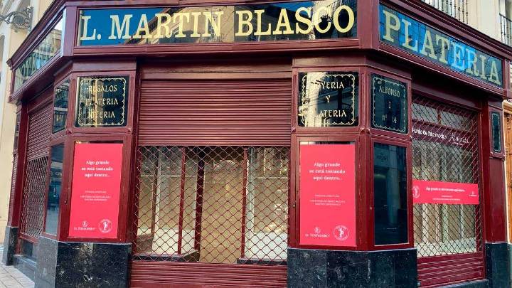 La joyería más emblemática de la calle Alfonso inicia su transformación en una cafetería de especialidad