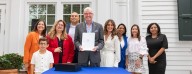 Murphy firma ley que obliga a enseñar historia latina e hispana en escuelas