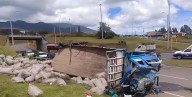 Vehículo de carga se volcó en la variante sur de la capital nariñense