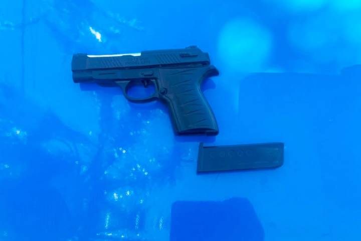 Andaba con una réplica de arma de fuego y dijo que la encontró en la basura