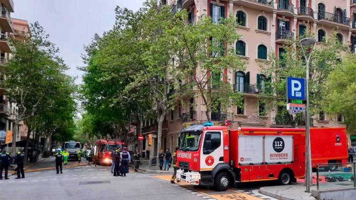 Un autobús turístico se incendia en plena Diagonal de Barcelona
