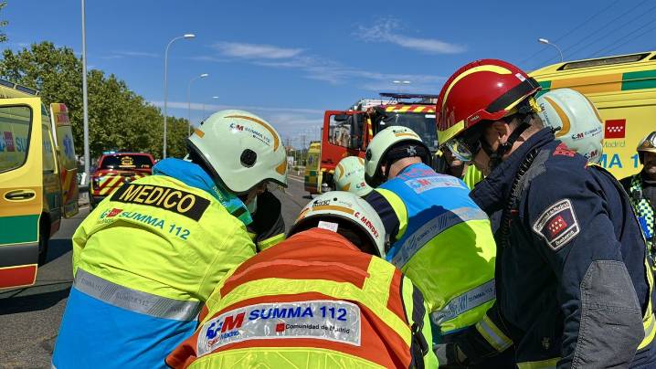 Muere el conductor de una furgoneta al chocar contra un autobús escolar en Guadarrama