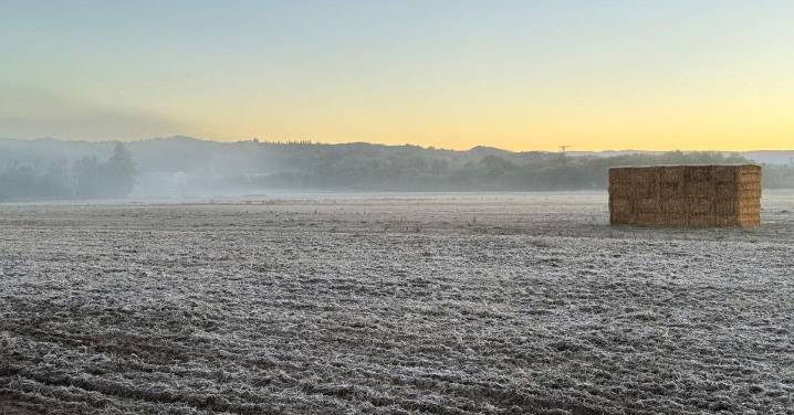 La bajada de temperaturas produce las primeras heladas en Xinzo de Limia y un manto de niebla en Ourense