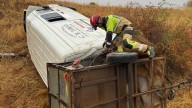 Los bomberos excarcelan a una persona atrapada en su furgoneta en un accidente en Ozaniego