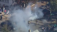 Manifestantes y agentes se enfrentan en Chicago en el lugar de un supuesto accidente