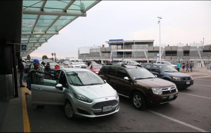 La SICT niega que Uber pueda operar en aeropuertos