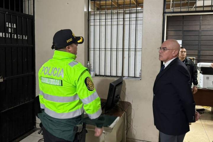 Jefe del Gabinete anuncia apagón electrónico en penales y prioridad a inteligencia