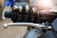 Dos heridos, uno en estado crítico, tras salirse de la vía una motocicleta en Tenerife