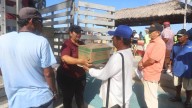 Tras la crisis que enfrentan pescadores de escama de Mazatlán, reciben primeras despensas alimenticias