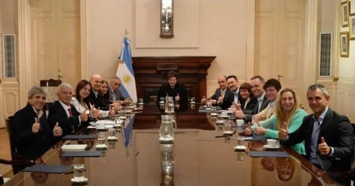 La continuidad de Francos y el rol de Santiago Caputo: las decisiones pendientes de Milei