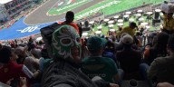 Un piloto de la Fórmula 1 se puso una máscara y se infiltró entre el público para ver la práctica del Gran Premio de México