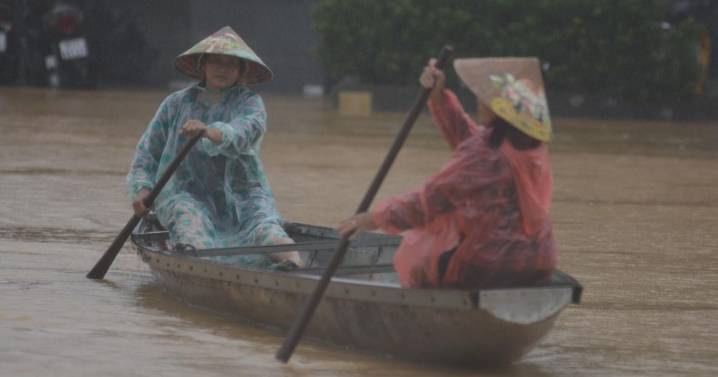 Lluvias récord causan graves inundaciones en Vietnam y sumergen edificios históricos