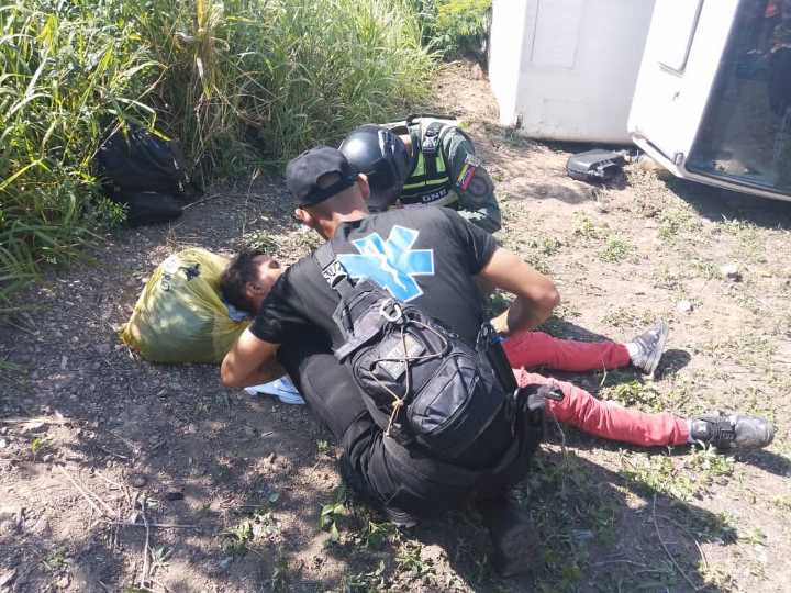 Herido hombre en vuelco de vehículo en la Autopista