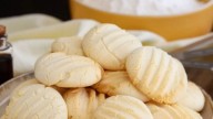 Bizcochitos de maicena con 3 ingredientes: son una nubecita y no vas a parar de comerlos, poné la pava y animate a esta receta