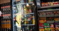 Refrescos, cigarros, videojuegos y más: Estos productos subirán de precio en 2026 por reforma al IEPS