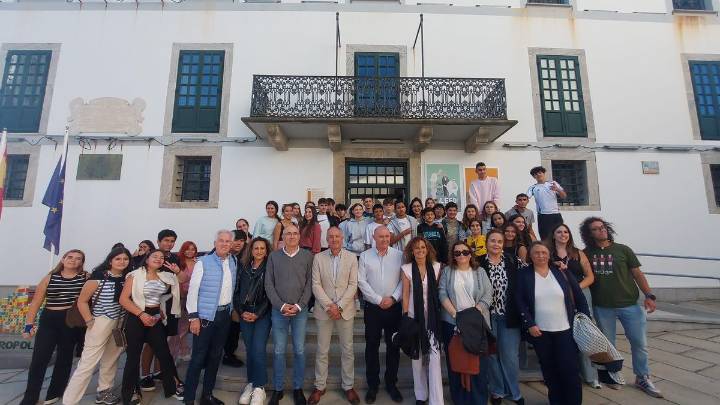 Ávila y Asturias se dan la mano en Castropol: Medio centenar de estudiantes de dos institutos abulenses visitan Oscos