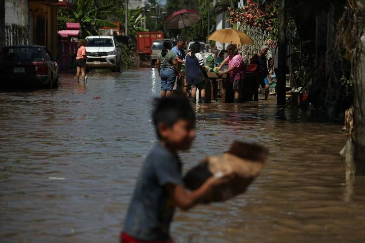 Aisladas por las lluvias, 259 localidades de cinco estados; van 47 muertos