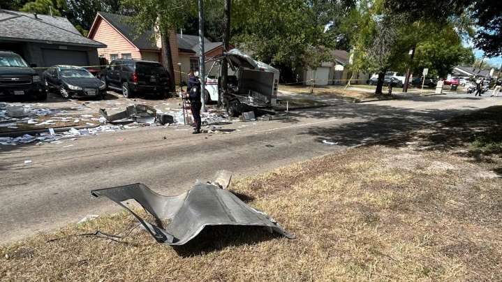 Driver of postal truck killed in wreck in NW Harris County