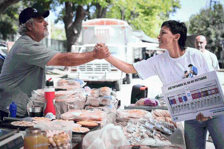 Mayra recorrió la feria de Don Bosco y dialogó con los vecinos