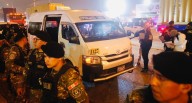 Transportistas bloquean la avenida Gambeta tras el asesinato de un conductor en pleno estado de emergencia