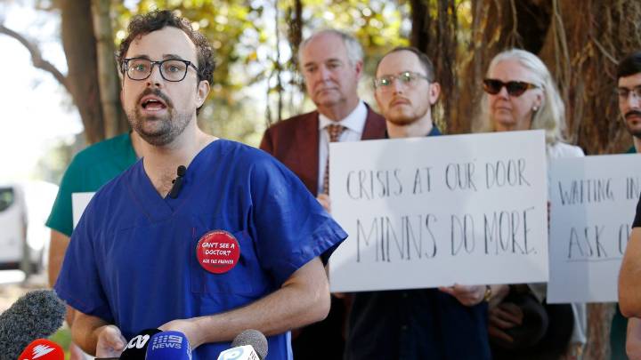 NSW public psychiatrists to receive interim 20 per cent pay rise as Minns Labor government refuses to match nurses' wage demands