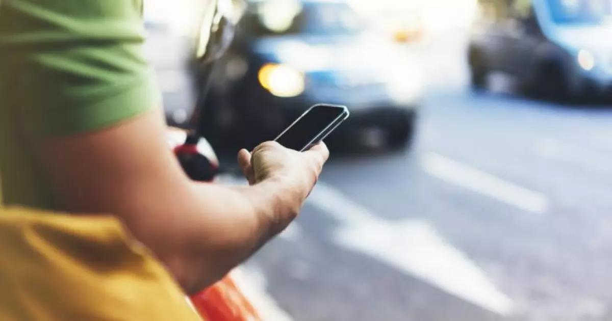 “No tienes para pagar, pero sí para las chelas": banda de préstamos "gota a gota" así espía con app