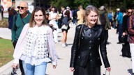 Cómo combinar los vaqueros anchos: 5 looks de oficina sin perder la elegancia
