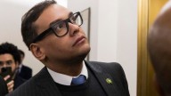 El excongresista de EEUU George Santos sale libre después de que Trump conmutara su sentencia