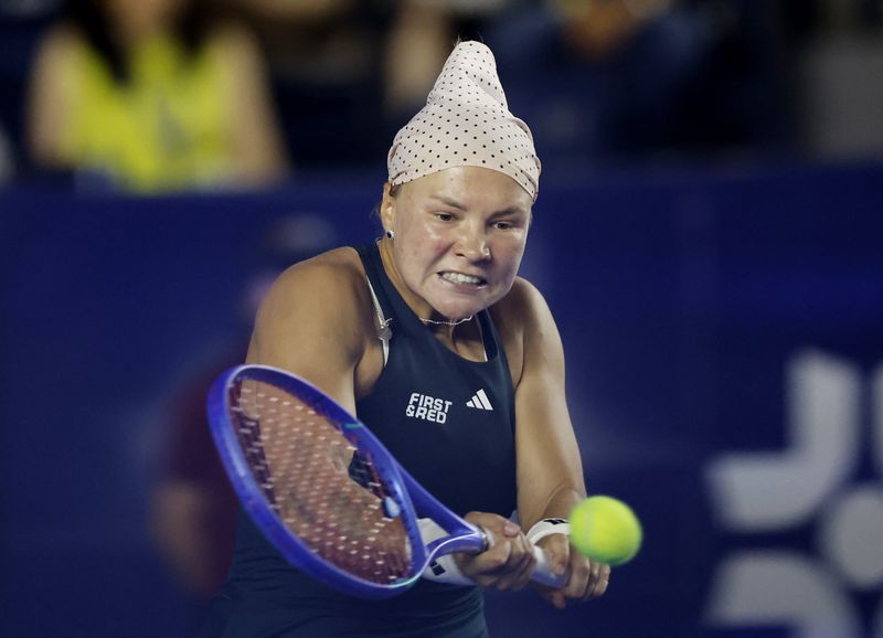 Naomi Osaka survives 3-setter, injury to advance at Japan Open
