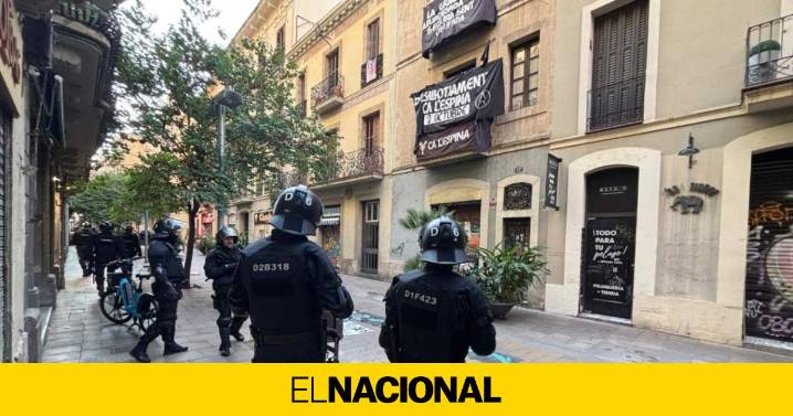Los Mossos toman el centro del barrio de Gràcia de Barcelona para desalojar definitivamente Ca l'Espina