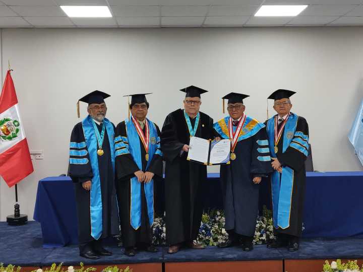 Universidad Nacional de Piura reconoce a Velarde