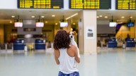 «Un perro no es una maleta»: El clamor contra la decisión de la UE de considerar a los animales como equipaje en los aviones