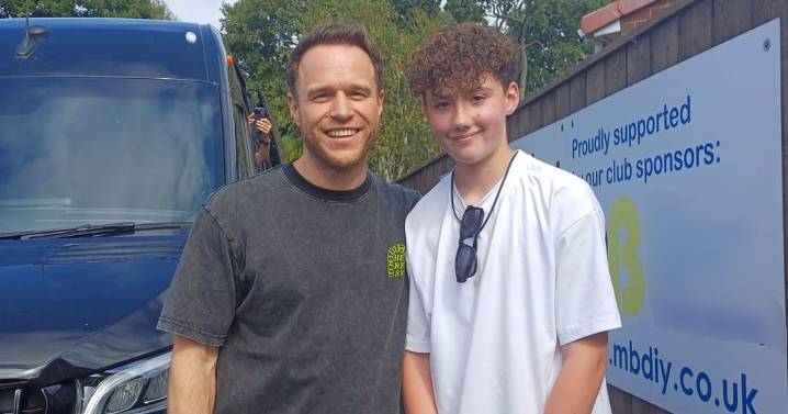 Video shows Olly Murs join stunned superfan on stage