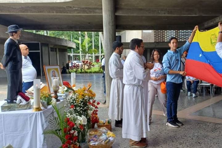 Familiares de 'presos políticos' denuncian fueron agredidos durante una misa en la UCV