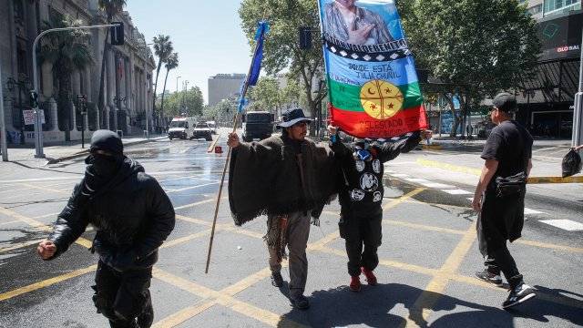 "Marcha por la Resistencia de los Pueblos" terminó con encapuchados enfrentando a Carabineros
