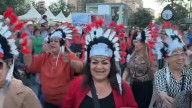 ¡Ay, Chihuahua, cuánto apache! Bailan con penachos en plena calle Libertad y se vuelven virales VIDEO