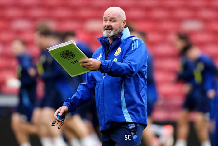 Katy Perry goes unnoticed by Scotland's soccer coach as his team shares a hotel with pop star