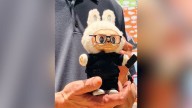 El CEO de Apple recibe un muñeco Labubu personalizado