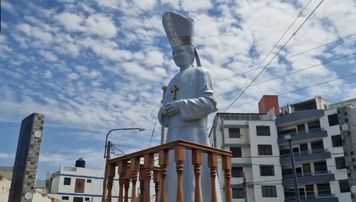 Develan la primera estatua del papa León XIV en Chiclayo