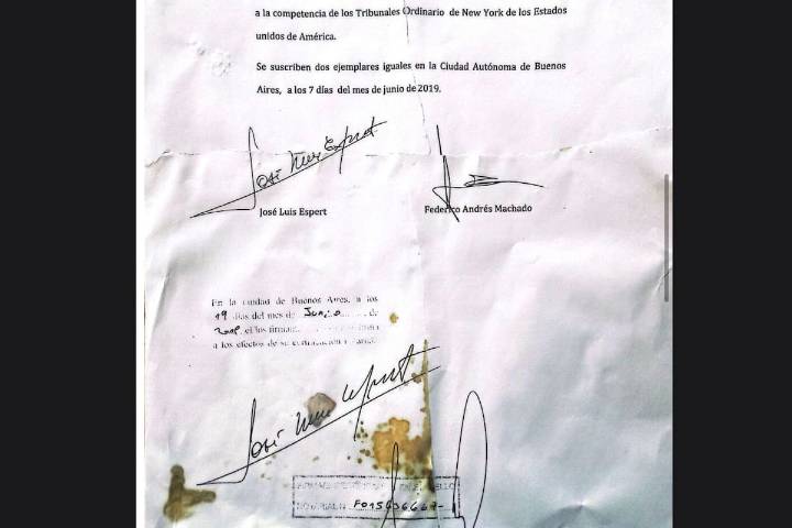 Roto y en la basura. La Policía que se llevó a Machado encontró en su casa una copia del contrato de US$1 millón