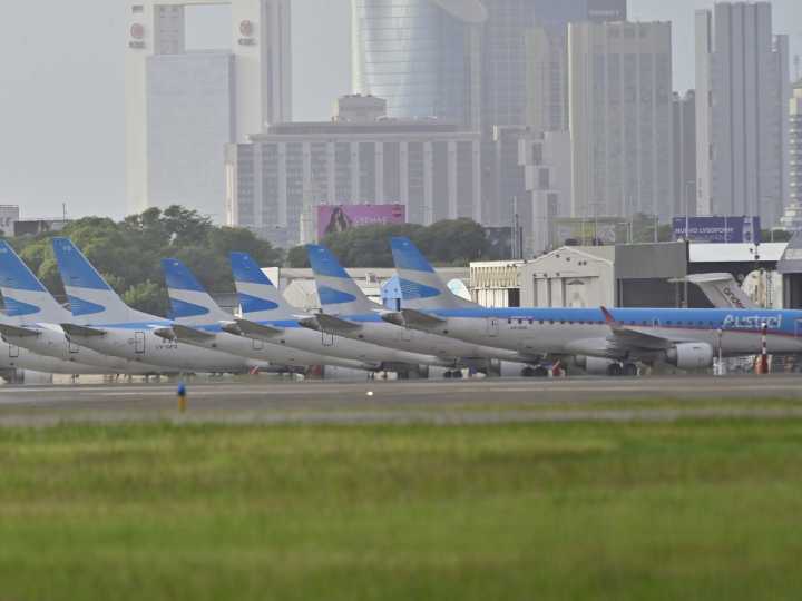 Alerta en el aire: un avión de Aerolíneas Argentinas que había despegado de Aeroparque sufrió una falla y debió aterrizar de emergencia en Ezeiza