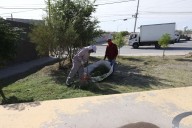 Realiza labores de mantenimiento en el parque Oasis de Nápoles