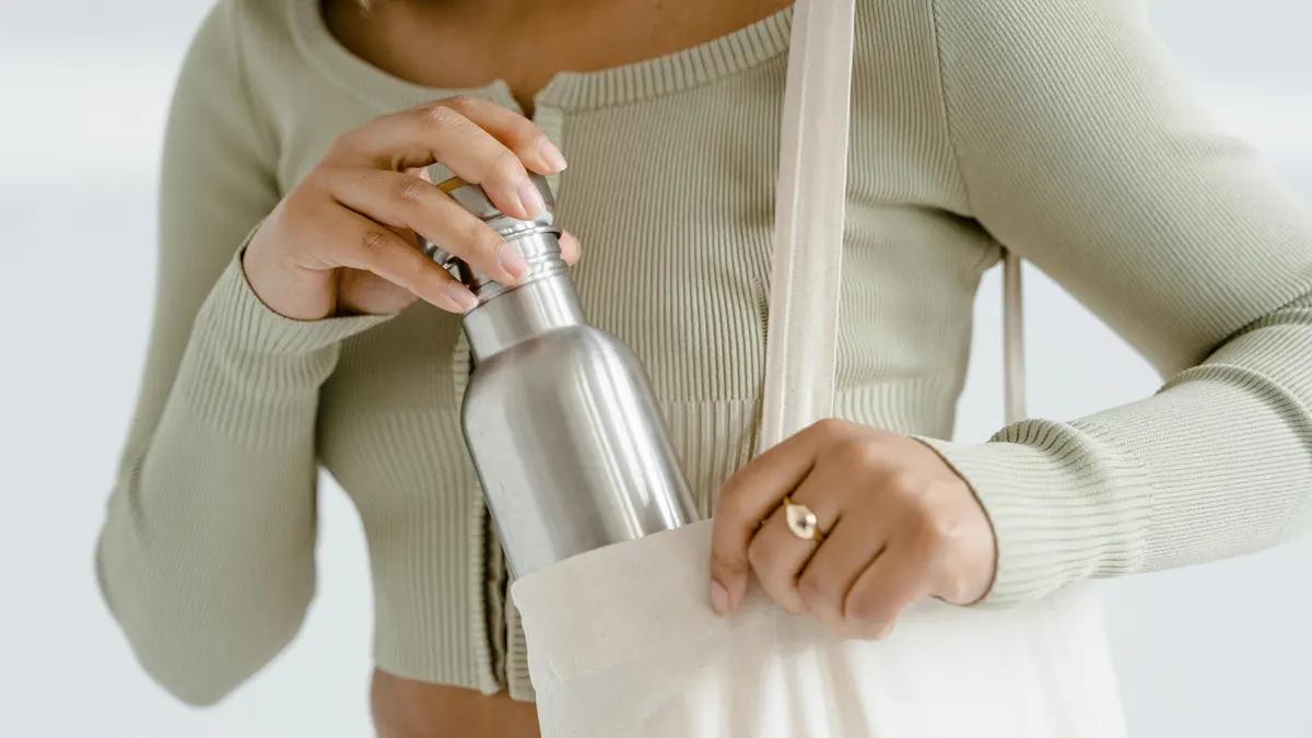 Así debes limpiar tu botella o termo de agua recargable: acumulan bacterias y hongos que pueden afectar a la salud