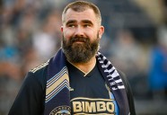 Jason Kelce Addresses Eagles Return Amid Jalen Hurts & Locker Room’s Struggle Jason Kelce sparked speculation about an Eagles return after a workout at the team facility, as Philadelphia’s offense fac