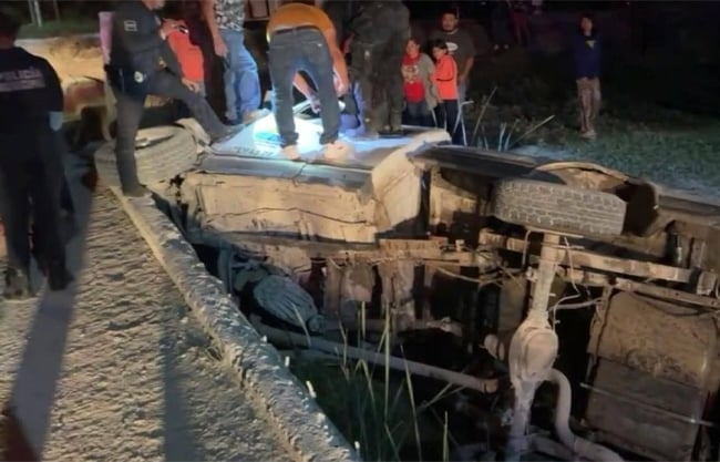 Caen al río tras aparatosa volcadura en colonia El Mimbre