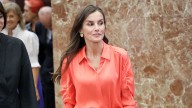 Letizia Ortiz combina la falda midi con una blusa moderna para un outfit elegante a los 50