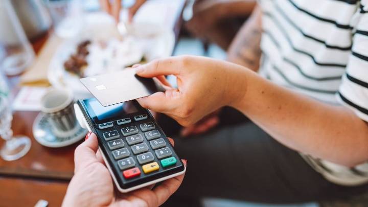 Nunca uses tu tarjeta de crédito para pagar la compra: la razón que explican los expertos