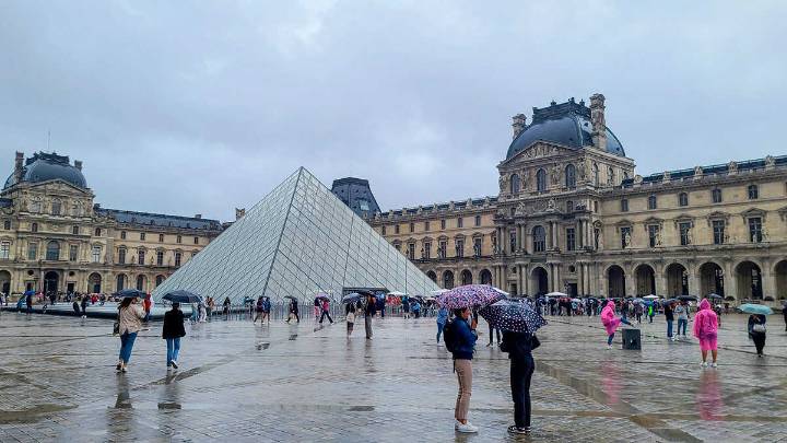 Francia refuerza la seguridad del Louvre tras el robo de joyas de un valor incalculable