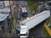 Tráiler se atora y queda a 'nada' de caer en entrada a Circuito Interior CDMX